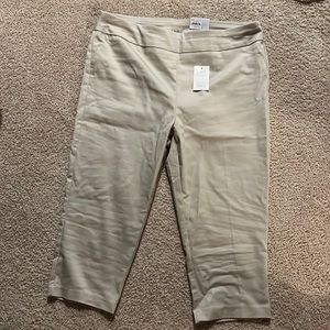 NWT tan Croft & Barrow straight mid rise stretch pull-on capri. 16W.
